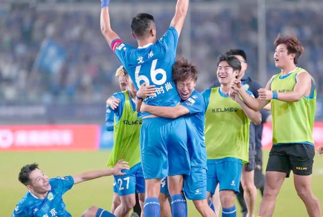 江苏队在比赛中打败对手，取得晋级的资格