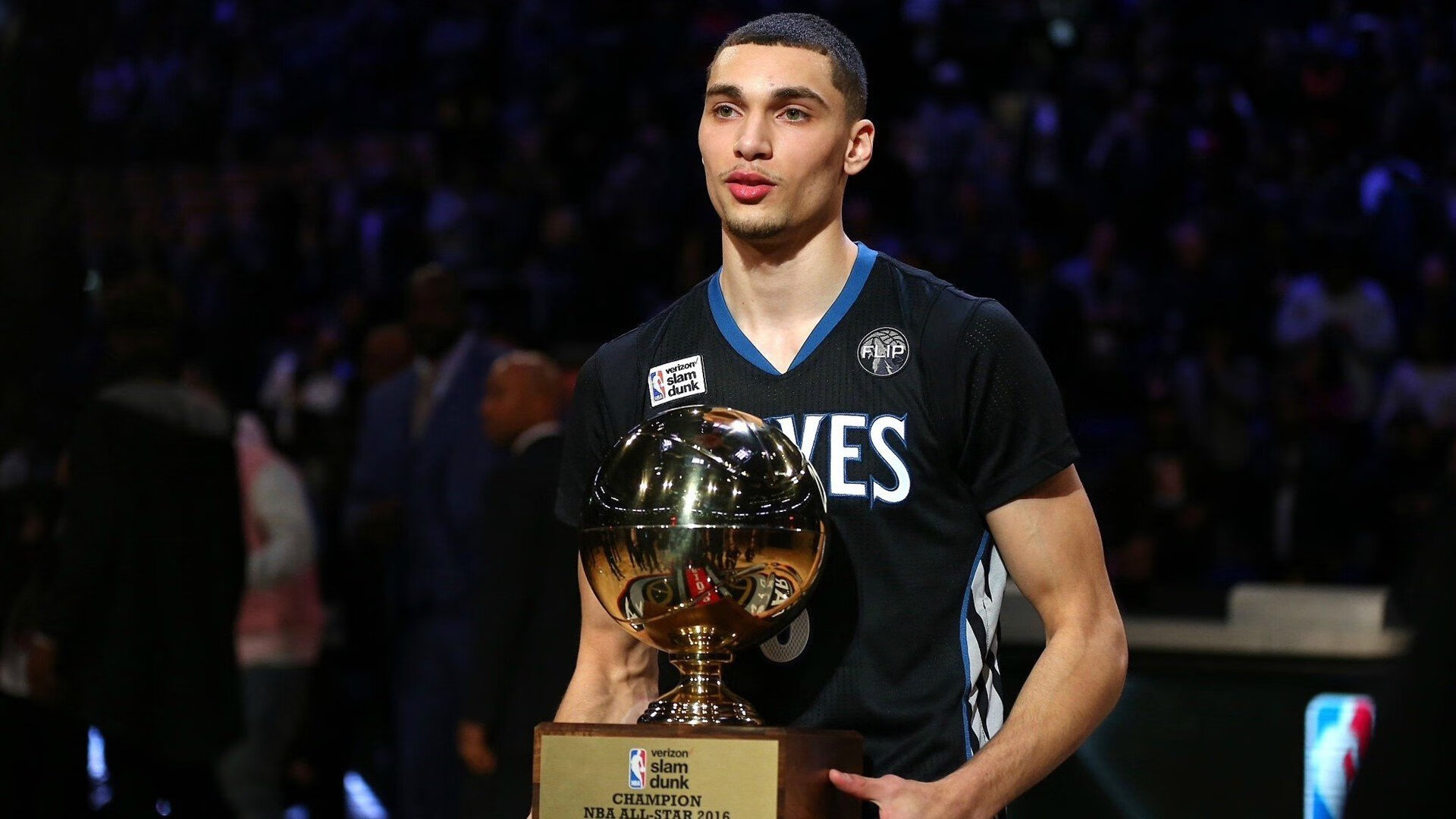 福克斯生死战封神,黄蜂全面压制新疆队挺进总决赛