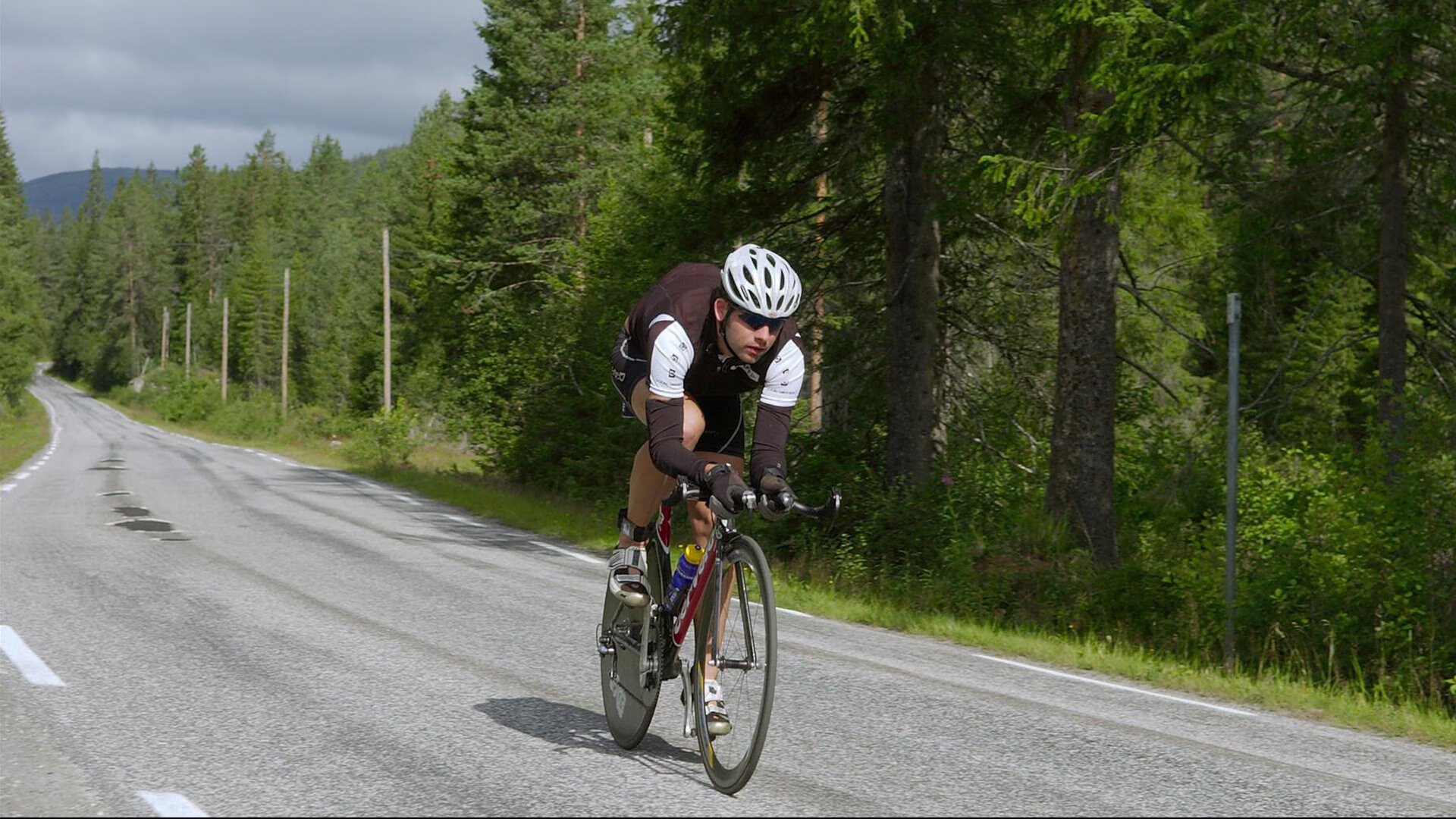F1新赛季揭幕战焦点战,苏格兰压哨击败阿尔及利亚,体育精神的跨界共鸣